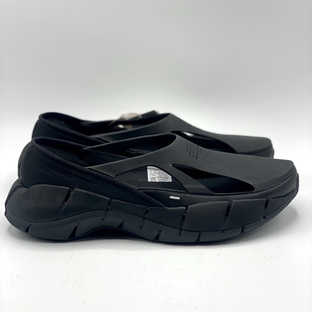 X REEBOK BLACK CROAFER SLIP-ON RUBBER
SNEAKERS
MAISON MARGIELA
Size 7 US